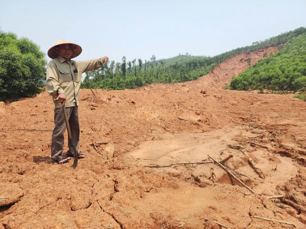 Dân mất sinh kế vì ruộng lúa bị vùi lấp