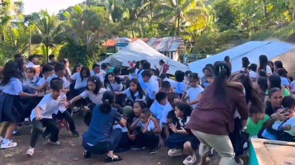 Thảm kịch động đất ở Philippines: Ít nhất 32 người thiệt mạng, sóng thần tràn bờ