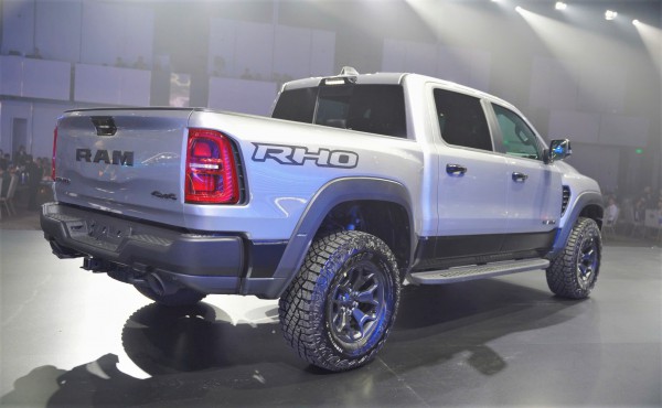 Giá gần 5,5 tỉ, bán tải 'khủng long' RAM 1500 RHO có gì vượt trội?