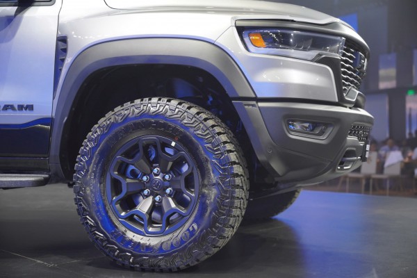 Giá gần 5,5 tỉ, bán tải 'khủng long' RAM 1500 RHO có gì vượt trội?