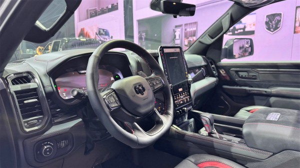 Giá gần 5,5 tỉ, bán tải 'khủng long' RAM 1500 RHO có gì vượt trội?