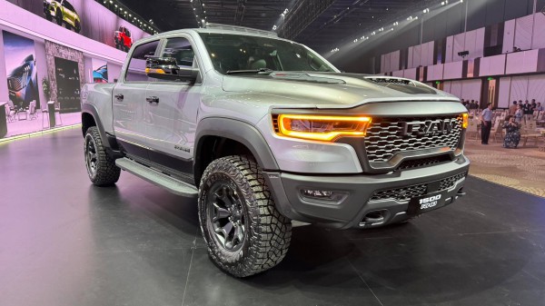 Giá gần 5,5 tỉ, bán tải 'khủng long' RAM 1500 RHO có gì vượt trội?