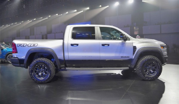 Giá gần 5,5 tỉ, bán tải 'khủng long' RAM 1500 RHO có gì vượt trội?