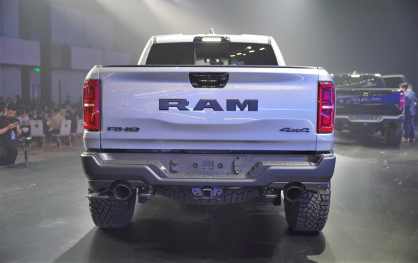 Giá gần 5,5 tỉ, bán tải 'khủng long' RAM 1500 RHO có gì vượt trội?