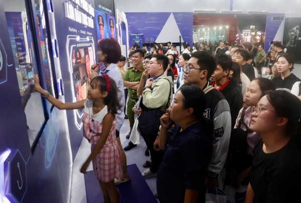 Gala 'Tổ quốc bình yên': Tái hiện 80 năm lịch sử An ninh nhân dân Gala 'Tổ quốc bình yên': Tái hiện 80 năm lịch sử An ninh nhân dân