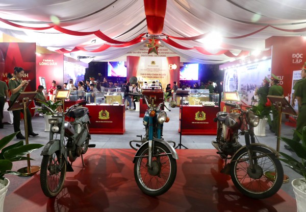 Gala 'Tổ quốc bình yên': Tái hiện 80 năm lịch sử An ninh nhân dân Gala 'Tổ quốc bình yên': Tái hiện 80 năm lịch sử An ninh nhân dân