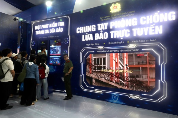 Gala 'Tổ quốc bình yên': Tái hiện 80 năm lịch sử An ninh nhân dân Gala 'Tổ quốc bình yên': Tái hiện 80 năm lịch sử An ninh nhân dân