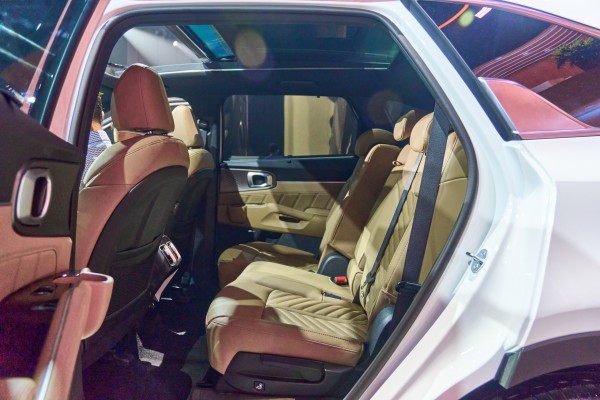 KIA Sorento hybrid có lợi thế nào cạnh tranh trong phân khúc xe 7 chỗ?