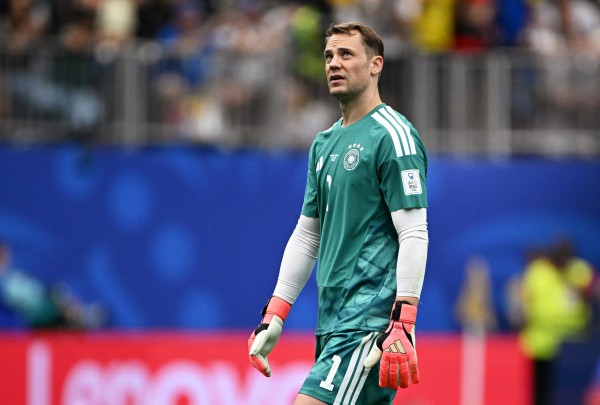 Manuel Neuer vi phạm luật FIFA ngày tái xuất đội tuyển Đức, may mắn thoát án phạt