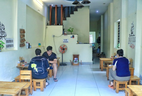 Quán bún cua thối Gia Lai hiếm có ở TP.HCM: 'Thum thủm mà… lỡ ghiền!'