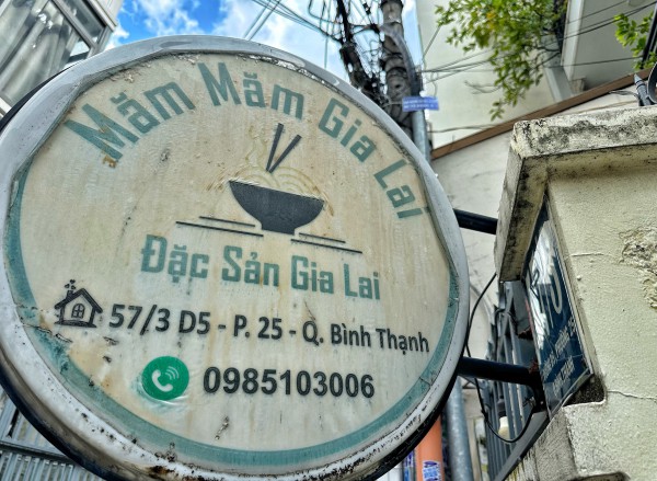 Quán bún cua thối Gia Lai hiếm có ở TP.HCM: 'Thum thủm mà… lỡ ghiền!'