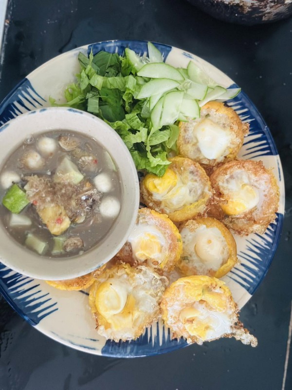 Quán bún cua thối Gia Lai hiếm có ở TP.HCM: 'Thum thủm mà… lỡ ghiền!'