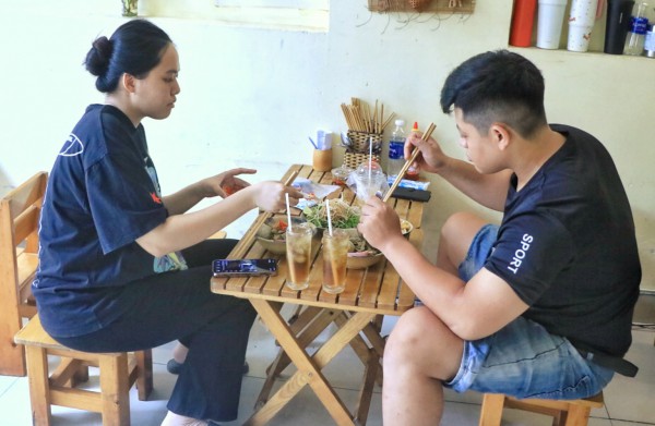 Quán bún cua thối Gia Lai hiếm có ở TP.HCM: 'Thum thủm mà… lỡ ghiền!'