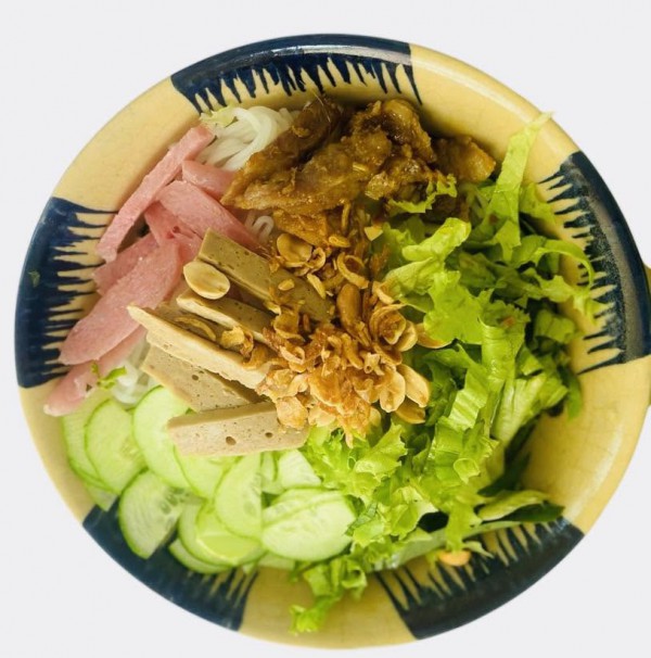 Quán bún cua thối Gia Lai hiếm có ở TP.HCM: 'Thum thủm mà… lỡ ghiền!'