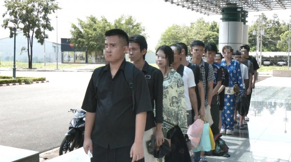 Tiếp nhận 12 công dân Việt Nam do Campuchia trao trả