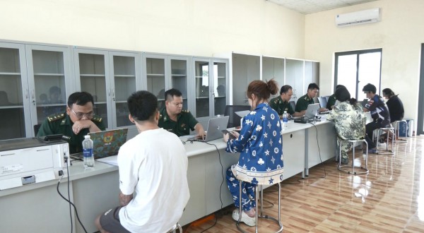 Tiếp nhận 12 công dân Việt Nam do Campuchia trao trả
