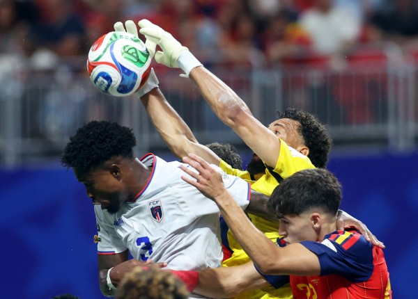 Thủ môn già bậc nhất World Cup khiến hàng công Tây Ban Nha 'chết lặng', là ai? Thủ môn già bậc nhất World Cup khiến hàng công Tây Ban Nha 'chết lặng', là ai?