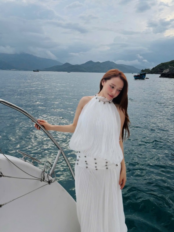 Mẹ 3 con Nhã Phương gây sốt với nhan sắc ngày càng quyến rũ