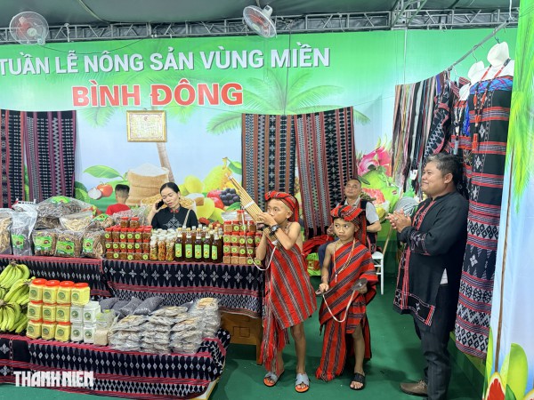 Loạt trái cây độc lạ hút khách tại tuần lễ nông sản vùng miền Bình Đông Loạt trái cây độc lạ hút khách tại tuần lễ nông sản vùng miền Bình Đông