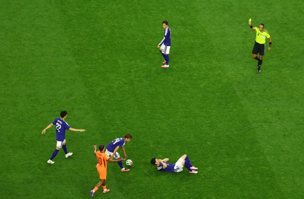 Depay gây phẫn nộ vì đánh vào mặt cầu thủ Nhật Bản, video lộ chứng cứ ‘rành rành’: VAR bị réo tên