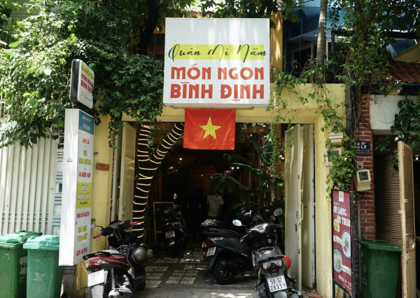 Quán xứ Nẫu ở TP.HCM giữ vị quê, món yaourt chấm muối gây tò mò