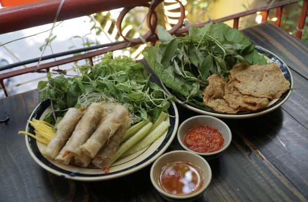 Quán xứ Nẫu ở TP.HCM giữ vị quê, món yaourt chấm muối gây tò mò