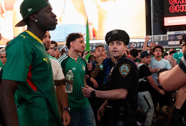 CĐV Argentina và Algeria ẩu đả, màn đấu trí giữa Messi với con trai Zidane sẽ cực nóng CĐV Argentina và Algeria ẩu đả, màn đấu trí giữa Messi với con trai Zidane sẽ cực nóng
