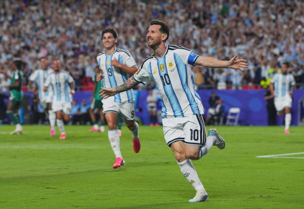 Messi lập siêu phẩm, xô đổ loạt cột mốc lịch sử trong ngày ra quân World Cup