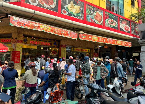 Tết Đoan Ngọ: Đông nghẹt người xếp hàng mua vịt quay ở TP.HCM, chờ tới 2 tiếng Tết Đoan Ngọ: Đông nghẹt người xếp hàng mua vịt quay ở TP.HCM, chờ tới 2 tiếng