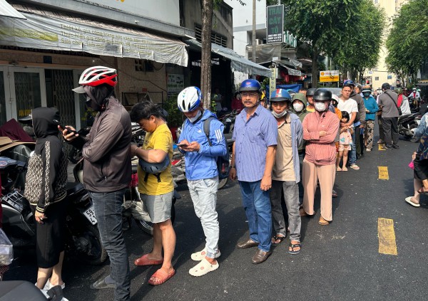 Tết Đoan Ngọ: Đông nghẹt người xếp hàng mua vịt quay ở TP.HCM, chờ tới 2 tiếng Tết Đoan Ngọ: Đông nghẹt người xếp hàng mua vịt quay ở TP.HCM, chờ tới 2 tiếng