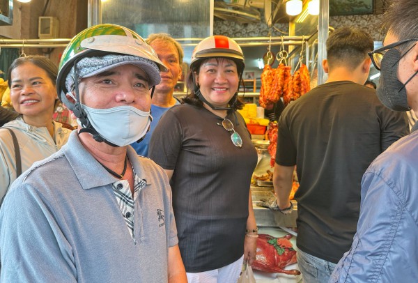 Tết Đoan Ngọ: Đông nghẹt người xếp hàng mua vịt quay ở TP.HCM, chờ tới 2 tiếng Tết Đoan Ngọ: Đông nghẹt người xếp hàng mua vịt quay ở TP.HCM, chờ tới 2 tiếng