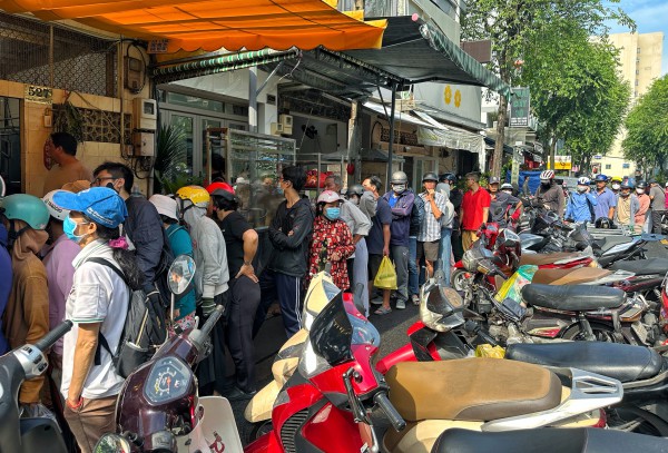 Tết Đoan Ngọ: Đông nghẹt người xếp hàng mua vịt quay ở TP.HCM, chờ tới 2 tiếng Tết Đoan Ngọ: Đông nghẹt người xếp hàng mua vịt quay ở TP.HCM, chờ tới 2 tiếng