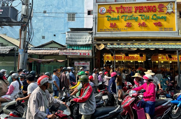 Tết Đoan Ngọ: Đông nghẹt người xếp hàng mua vịt quay ở TP.HCM, chờ tới 2 tiếng Tết Đoan Ngọ: Đông nghẹt người xếp hàng mua vịt quay ở TP.HCM, chờ tới 2 tiếng