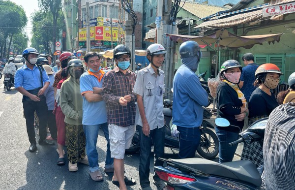 Tết Đoan Ngọ: Đông nghẹt người xếp hàng mua vịt quay ở TP.HCM, chờ tới 2 tiếng Tết Đoan Ngọ: Đông nghẹt người xếp hàng mua vịt quay ở TP.HCM, chờ tới 2 tiếng