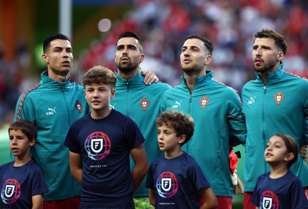 Sao M.U bảo vệ quyết liệt Ronaldo, nói lời gay gắt: ‘Có những người không muốn Bồ Đào Nha thắng’