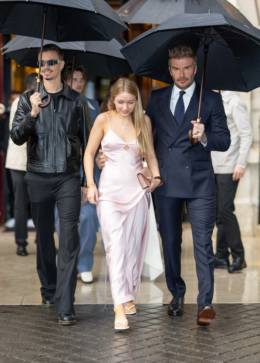Con gái 14 tuổi nhà Beckham thích mặc váy lụa 2 dây