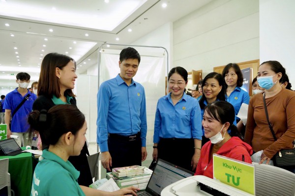 Hơn 2.000 công nhân TP.HCM được khám sức khỏe, tư vấn pháp luật miễn phí Hơn 2.000 công nhân TP.HCM được khám sức khỏe, tư vấn pháp luật miễn phí