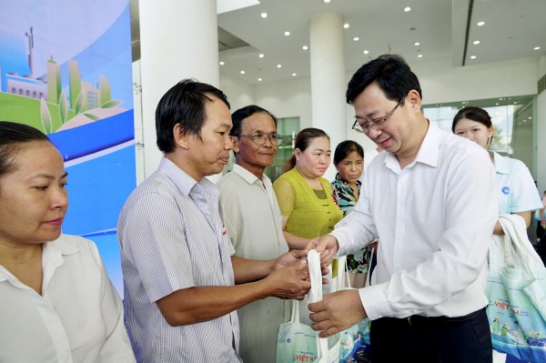 Hơn 2.000 công nhân TP.HCM được khám sức khỏe, tư vấn pháp luật miễn phí Hơn 2.000 công nhân TP.HCM được khám sức khỏe, tư vấn pháp luật miễn phí