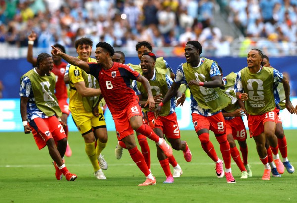 Sốc: 'Cá mập xanh' Cabo Verde sáng cửa hơn Uruguay: Vozinha đối đầu Messi ở vòng 32 đội?
