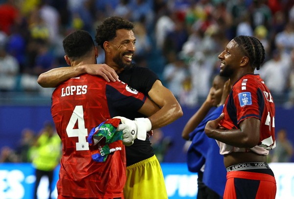 Sốc: 'Cá mập xanh' Cabo Verde sáng cửa hơn Uruguay: Vozinha đối đầu Messi ở vòng 32 đội?