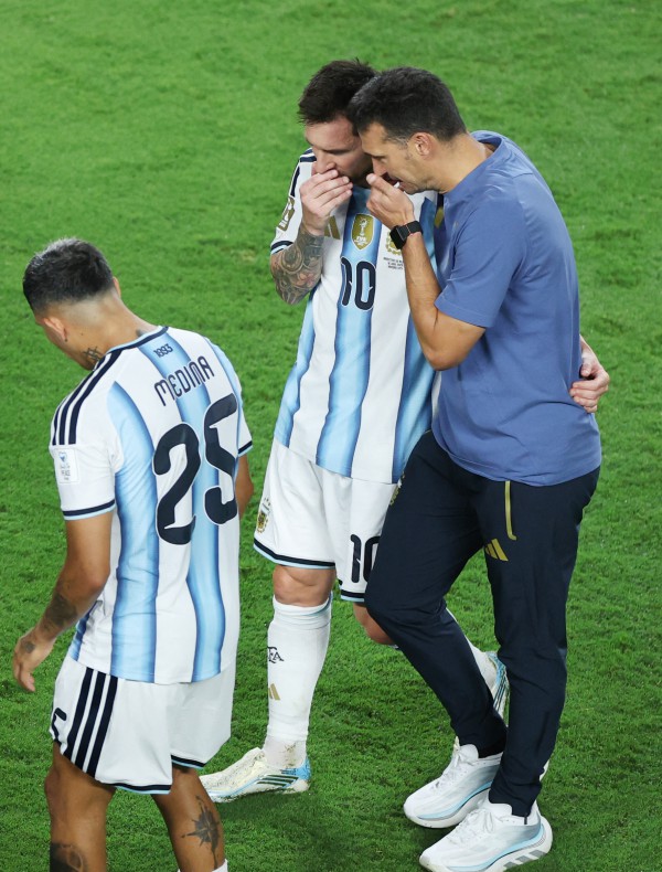 Scaloni đáp trả HLV Ancelotti khi chê Argentina ‘đá chậm’, tiết lộ Messi rất ổn
