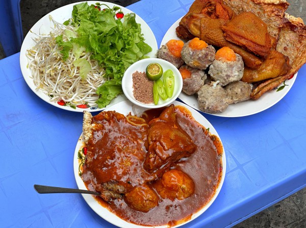 Bánh tầm cay đặc sản Cà Mau ở TP.HCM: Quán bình dân trong hẻm bán 24/7