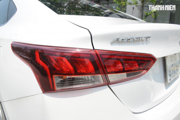 Vì sao đèn lùi trên ô tô thường có màu trắng? Vì sao đèn lùi trên ô tô thường có màu trắng?