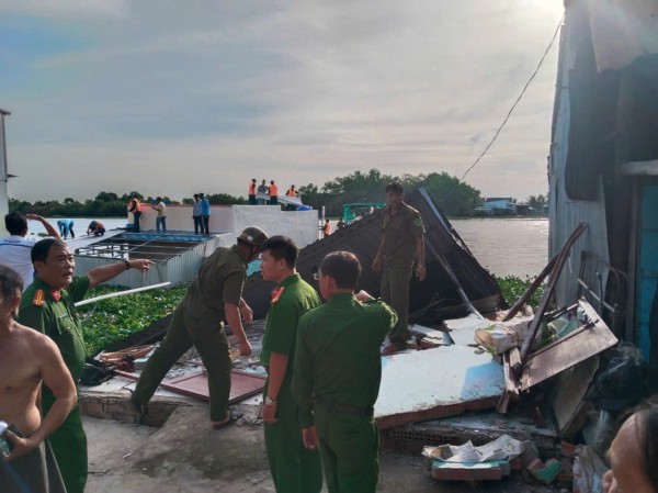 An Giang: 3 căn nhà rơi xuống sông Cái do sạt lở An Giang: 3 căn nhà rơi xuống sông Cái do sạt lở