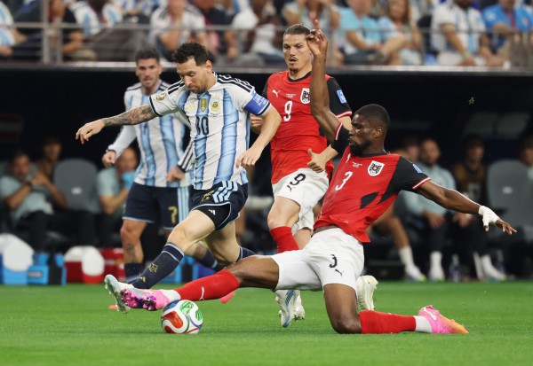 Messi lập cú đúp phá kỷ lục mọi thời đại World Cup: Argentina thắng Áo 2-0, sớm giành vé knock-out Messi lập cú đúp phá kỷ lục mọi thời đại World Cup: Argentina thắng Áo 2-0, sớm giành vé knock-out