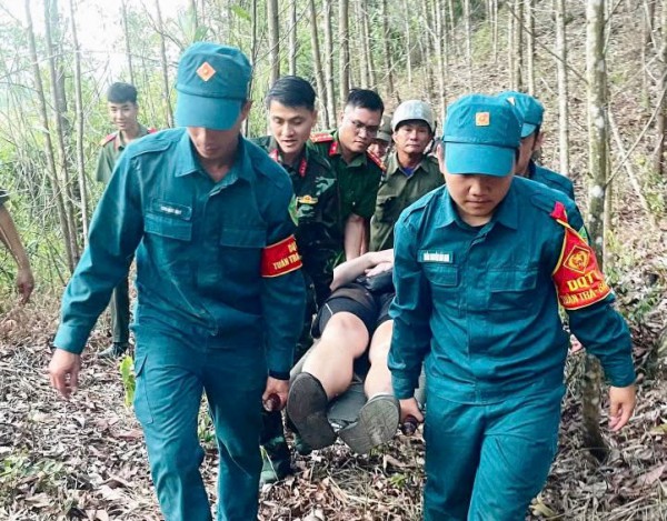 Đà Nẵng: Hàng chục người băng rừng giải cứu du khách Đức gặp nạn trên núi Đà Nẵng: Hàng chục người băng rừng giải cứu du khách Đức gặp nạn trên núi