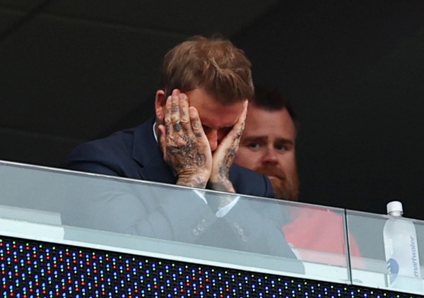 Biểu cảm gây sốt của Beckham trận Anh hòa nhạt Ghana: Hôn gió, gãi trán, ôm đầu thất vọng và…