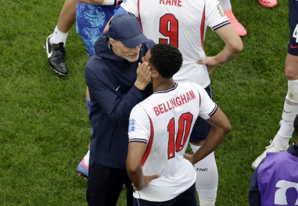 Vi phạm luật mới của FIFA, không che miệng khi tranh cãi: Bellingham của Anh lại thoát thẻ đỏ, vì sao?