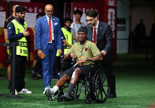 Tiền đạo Canada xuất hiện trên xe lăn sau chấn thương kinh hoàng, FIFA phạt nguội cực nặng sao Qatar