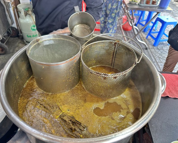 Ăn bún cá Châu Đốc nổi tiếng ở trung tâm TP.HCM, tìm giai thoại 'ngày xửa ngày xưa'